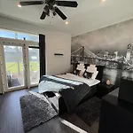 Moderni Perhehuvila Ulkoporealtaalla * Rovaniemi