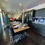 Moderni Perhehuvila Ulkoporealtaalla Villa *