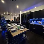 Moderni Perhehuvila Ulkoporealtaalla Villa Rovaniemi