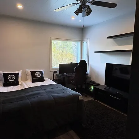 Moderni Perhehuvila Ulkoporealtaalla * רובניימי