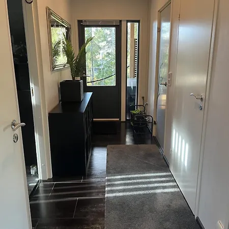 Moderni Perhehuvila Ulkoporealtaalla