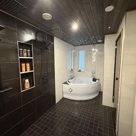 Moderni Perhehuvila Ulkoporealtaalla Villa Rovaniemi