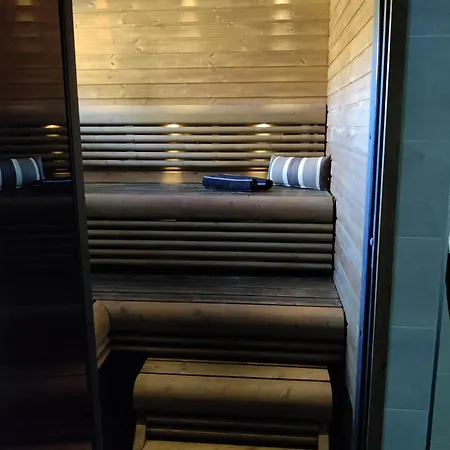 Moderni Perhehuvila Ulkoporealtaalla Huvilat