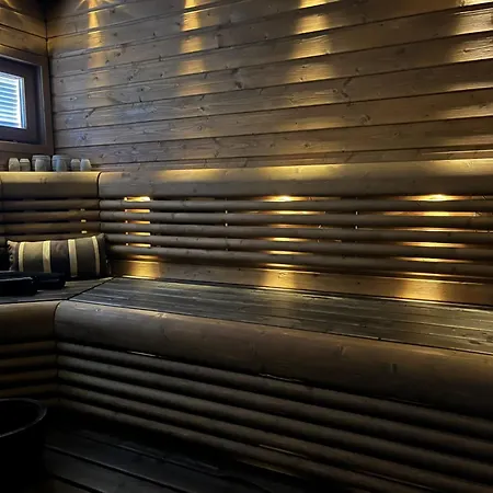 Moderni Perhehuvila Ulkoporealtaalla רובניימי