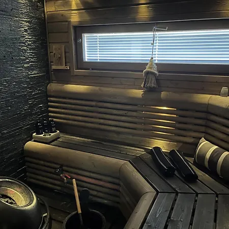 Huvilat Moderni Perhehuvila Ulkoporealtaalla *