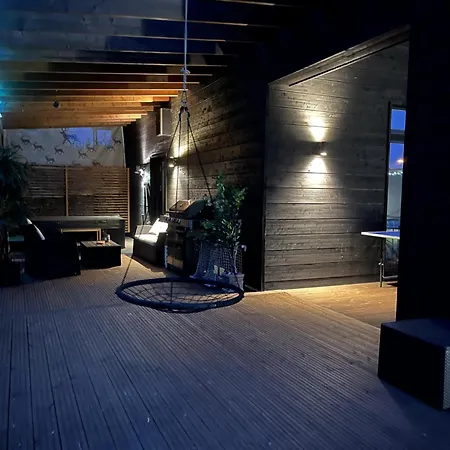 Moderni Perhehuvila Ulkoporealtaalla Rovaniemi