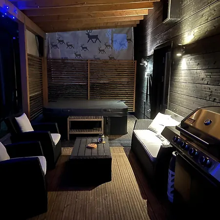 Huvilat Moderni Perhehuvila Ulkoporealtaalla Rovaniemi