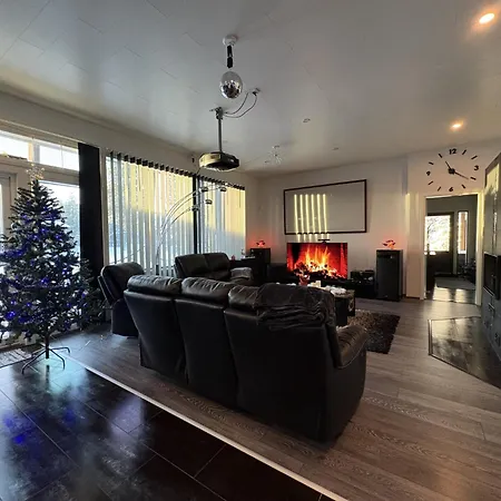 Moderni Perhehuvila Ulkoporealtaalla Huvilat *