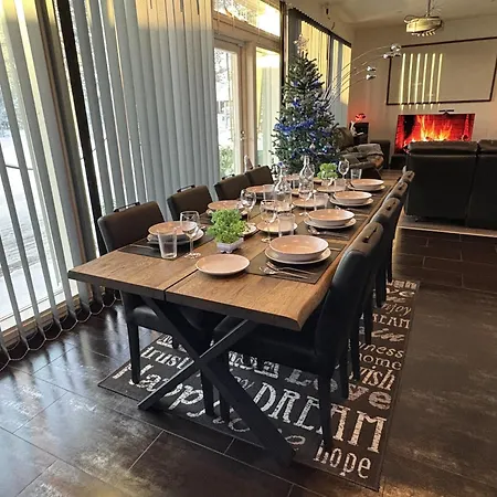 Huvilat Moderni Perhehuvila Ulkoporealtaalla