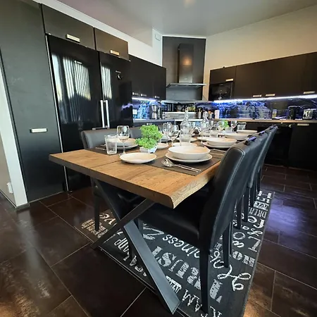 Moderni Perhehuvila Ulkoporealtaalla Rovaniemi