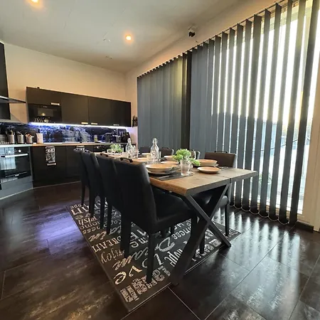 Huvilat Moderni Perhehuvila Ulkoporealtaalla Rovaniemi