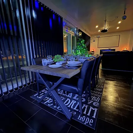 Moderni Perhehuvila Ulkoporealtaalla Villa Rovaniemi