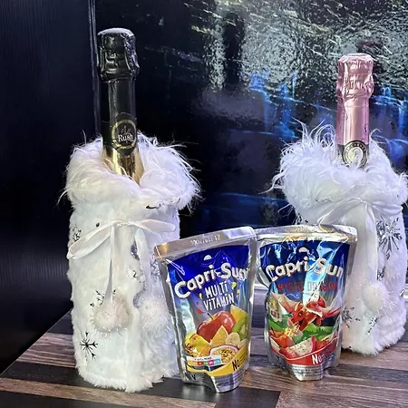 Huvilat Moderni Perhehuvila Ulkoporealtaalla