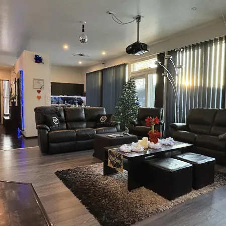 Villa Moderni Perhehuvila Ulkoporealtaalla *