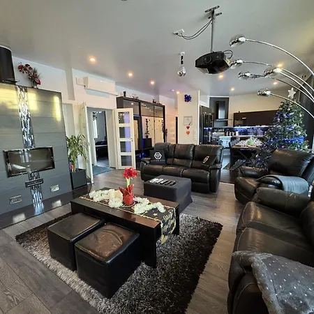 וילה Moderni Perhehuvila Ulkoporealtaalla