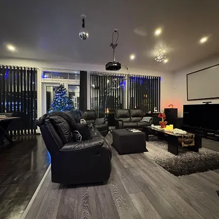 Moderni Perhehuvila Ulkoporealtaalla Huvilat *