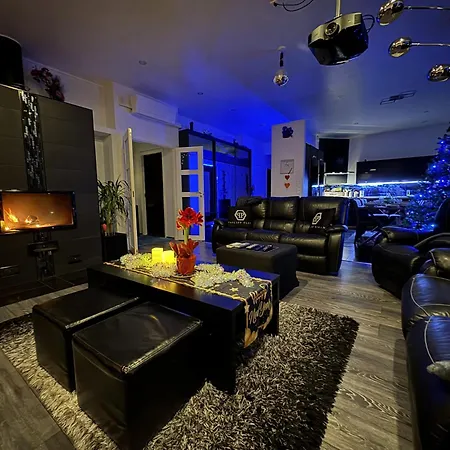 Moderni Perhehuvila Ulkoporealtaalla * רובניימי