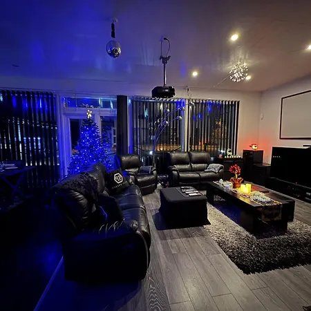 Moderni Perhehuvila Ulkoporealtaalla וילה *