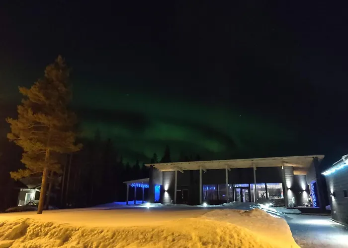 Moderni Perhehuvila Ulkoporealtaalla וילה רובניימי