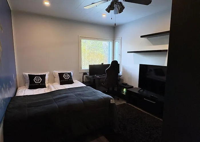 Moderni Perhehuvila Ulkoporealtaalla * רובניימי