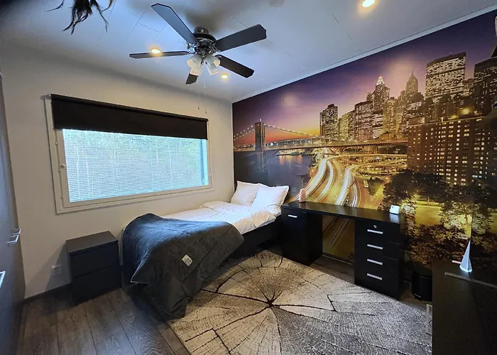 וילה Moderni Perhehuvila Ulkoporealtaalla *