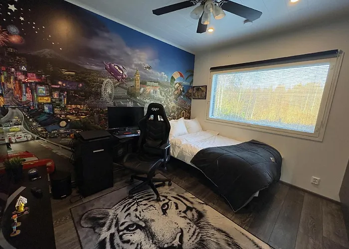 Moderni Perhehuvila Ulkoporealtaalla