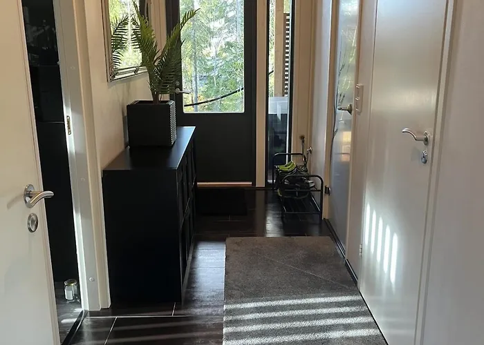 Moderni Perhehuvila Ulkoporealtaalla