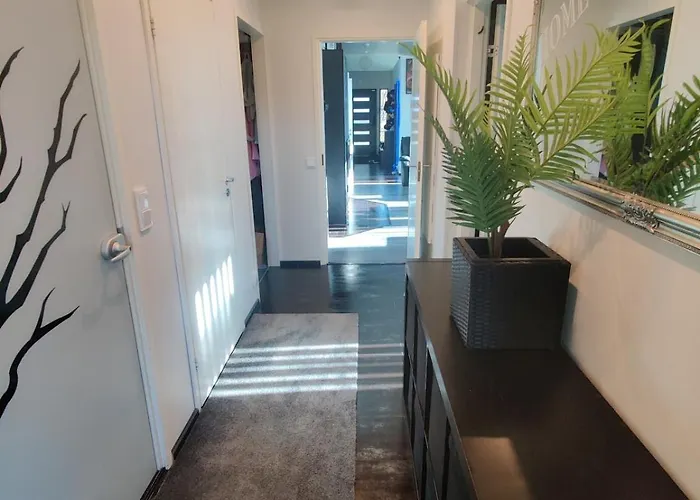 Moderni Perhehuvila Ulkoporealtaalla רובניימי