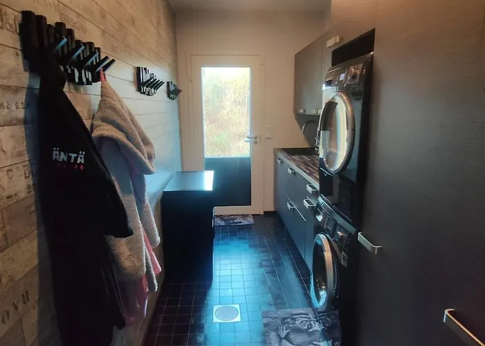 וילה Moderni Perhehuvila Ulkoporealtaalla רובניימי