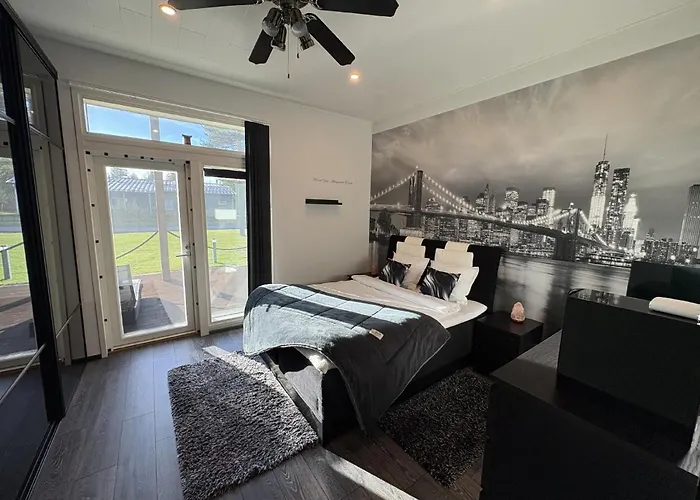 Moderni Perhehuvila Ulkoporealtaalla * רובניימי