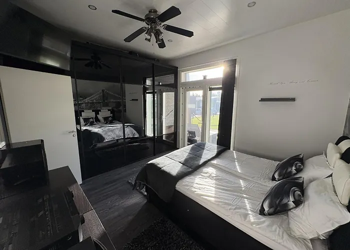 Moderni Perhehuvila Ulkoporealtaalla * רובניימי