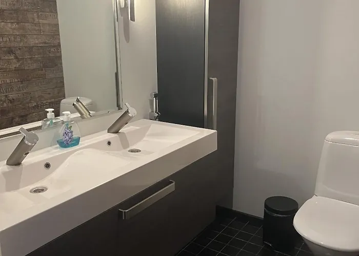 Moderni Perhehuvila Ulkoporealtaalla וילה *