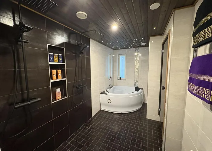 Moderni Perhehuvila Ulkoporealtaalla וילה רובניימי