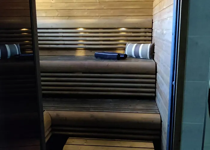 Moderni Perhehuvila Ulkoporealtaalla וילה