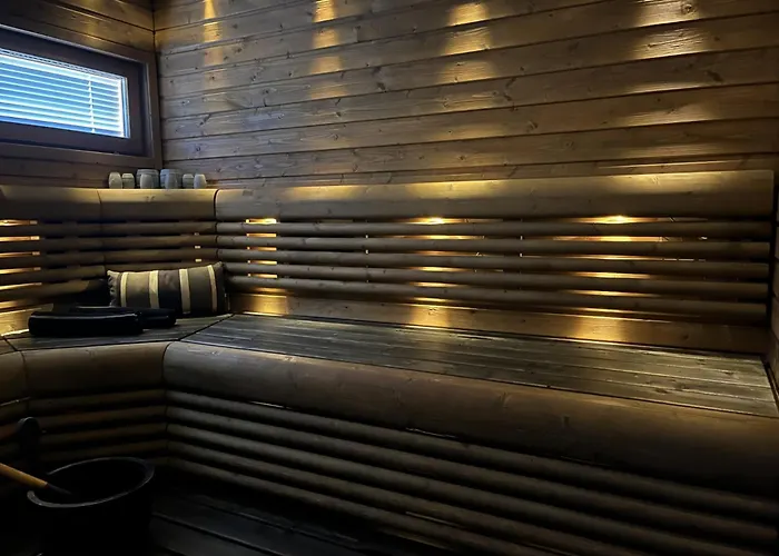 Moderni Perhehuvila Ulkoporealtaalla רובניימי