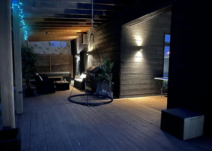 Moderni Perhehuvila Ulkoporealtaalla רובניימי