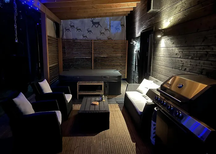 וילה Moderni Perhehuvila Ulkoporealtaalla רובניימי