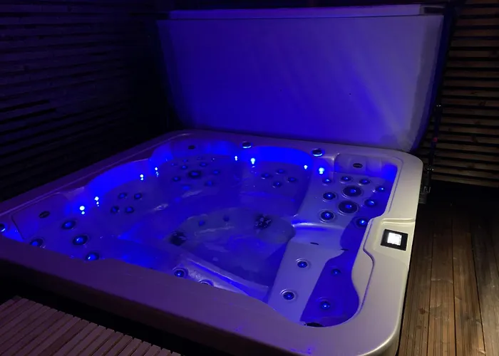 וילה Moderni Perhehuvila Ulkoporealtaalla *