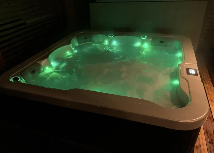 וילה Moderni Perhehuvila Ulkoporealtaalla