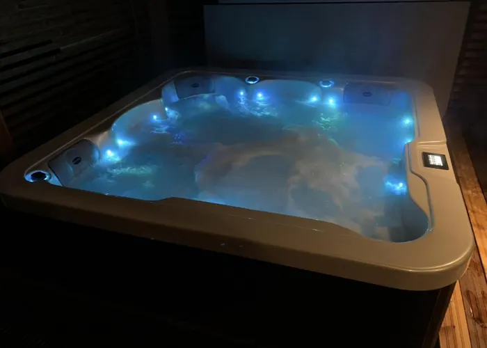 וילה Moderni Perhehuvila Ulkoporealtaalla *