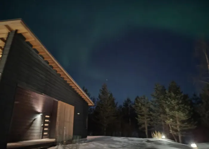 וילה Moderni Perhehuvila Ulkoporealtaalla רובניימי