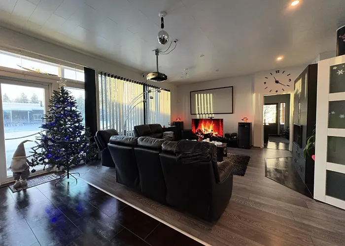 Moderni Perhehuvila Ulkoporealtaalla וילה *