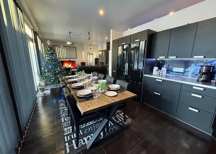 Moderni Perhehuvila Ulkoporealtaalla וילה *