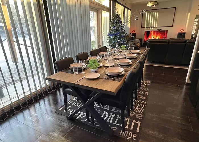 וילה Moderni Perhehuvila Ulkoporealtaalla