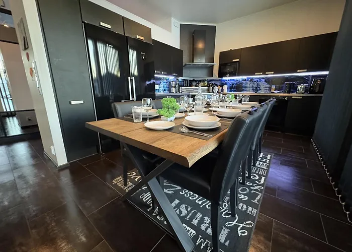 Moderni Perhehuvila Ulkoporealtaalla רובניימי