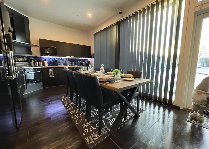 וילה Moderni Perhehuvila Ulkoporealtaalla רובניימי