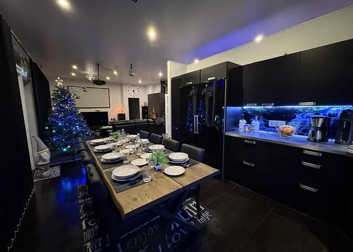 Moderni Perhehuvila Ulkoporealtaalla וילה רובניימי