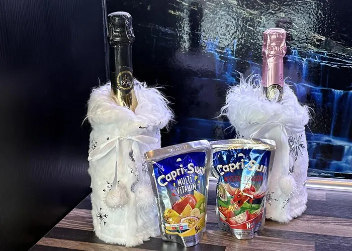 וילה Moderni Perhehuvila Ulkoporealtaalla