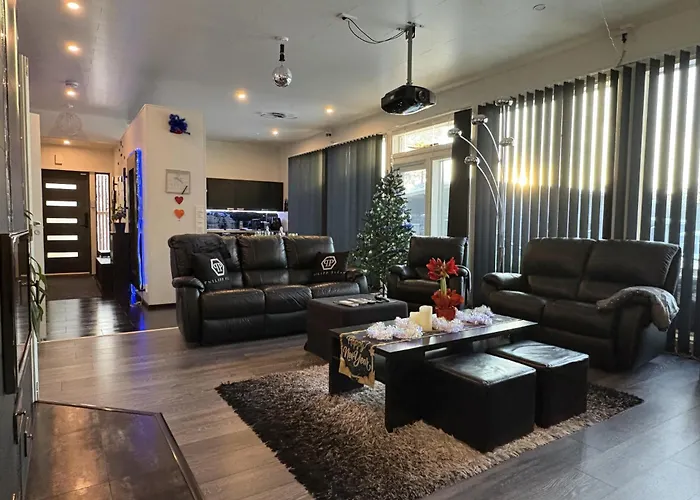 וילה Moderni Perhehuvila Ulkoporealtaalla *