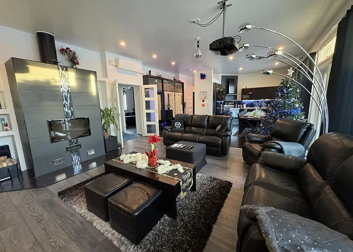 וילה Moderni Perhehuvila Ulkoporealtaalla